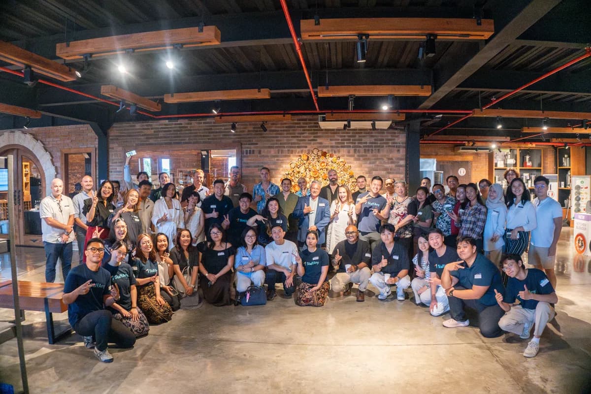 A large group of attendees smiling together at Leaders Lounge Bali