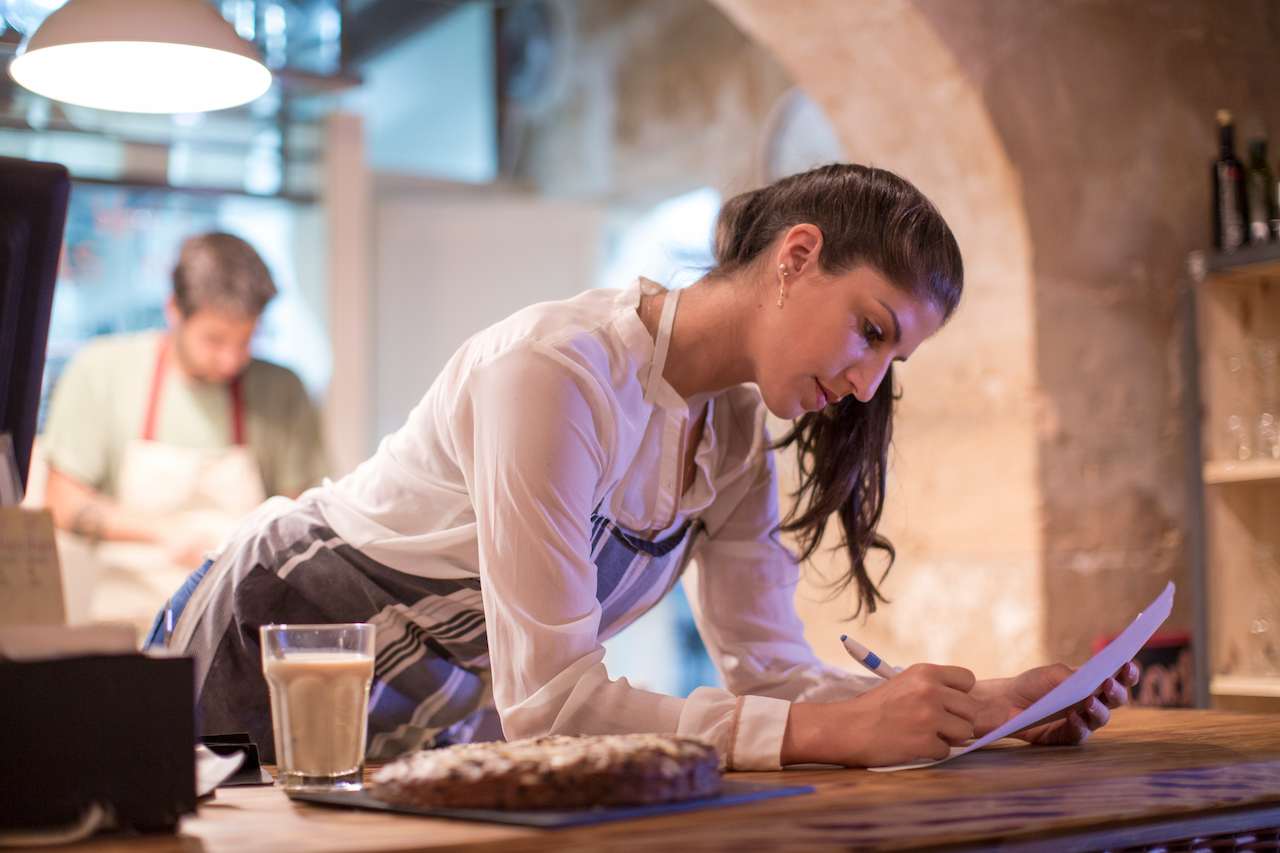 11 Pro Tips on How to Manage a Restaurant Business - StaffAny